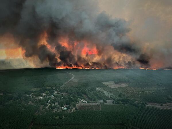 Un incendio forestal cerca de Saint-Magne, en el suroeste de Francia. - Sputnik Mundo