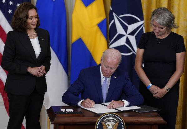 La vicepresidenta de EEUU, Kamala Harris, el presidente estadounidense, Joe Biden, y la embajadora de Suecia, Karin Olofsdotter, durante la firma de los protocolos de adhesión de Finlandia y Suecia a la OTAN, en la Casa Blanca, Washington. - Sputnik Mundo