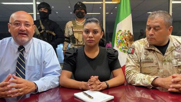 La alcaldesa de la ciudad mexicana de Tijuana, Montserrat Caballero, emite un mensaje al lado de funcionarios de seguridad el 13 de agosto de 2022 - Sputnik Mundo