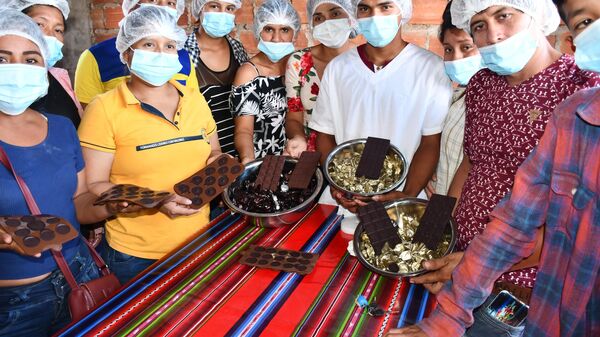 Jóvenes de la Amazonía boliviana exhiben los chocolates creados en el marco del proyecto de AJORA y CIPCA - Sputnik Mundo