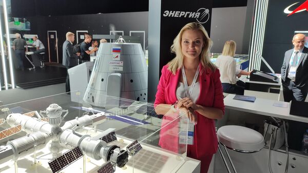 Margarita Sídorova con la maqueta de la futura estación orbital rusa presentada en el Foro Army 2022 - Sputnik Mundo