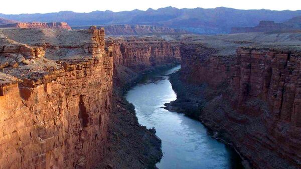 El Río Colorado es un cuerpo de agua binacional que alimenta a México y Estados Unidos. - Sputnik Mundo