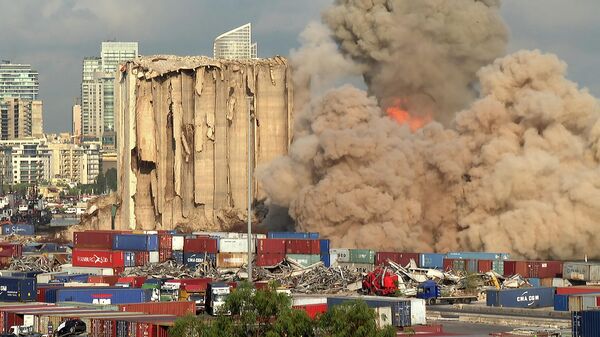 Colapso de otra parte de los silos de grano afectados por la explosión en el puerto de Beirut - Sputnik Mundo