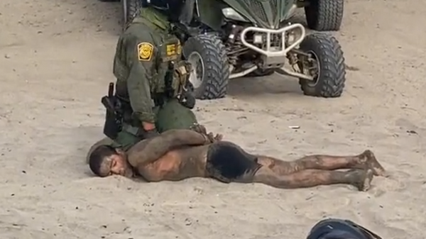 Agentes fronterizos de EEUU taclean y golpean a migrantes en San Diego - Sputnik Mundo