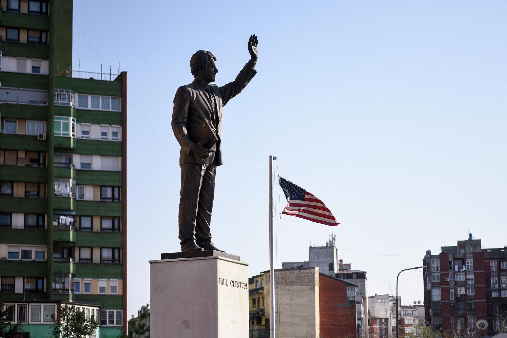 Una estatua del expresidente de EEUU, Bill Clinton, en las calles de Pristina, en 2019 - Sputnik Mundo, 1920, 23.08.2022