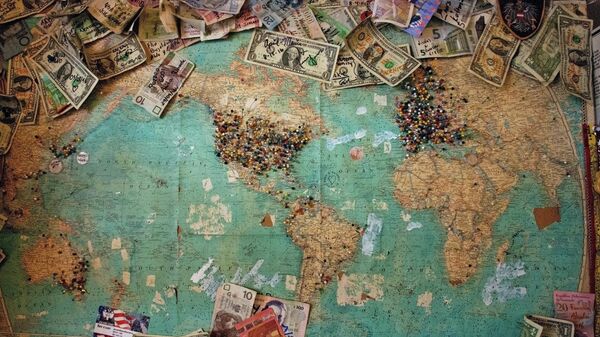 Mapa del mundo con diferentes divisas - Sputnik Mundo