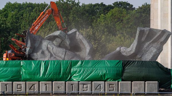 La demolición del monumento en Riga  - Sputnik Mundo