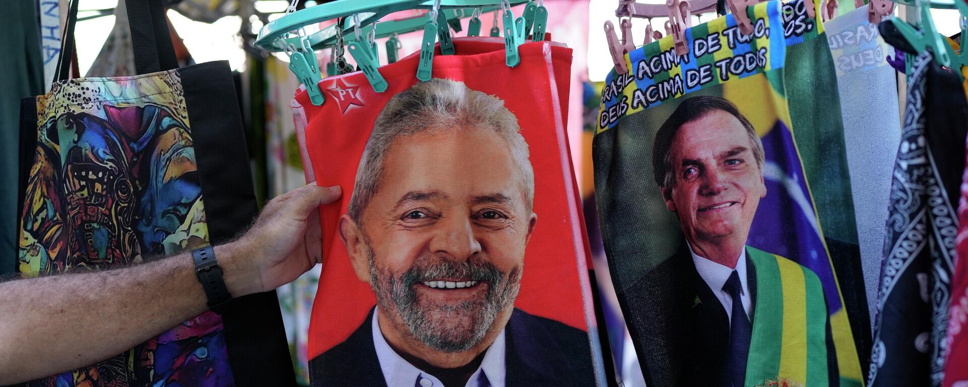 Retratos del expresidente brasileño Luiz Inácio Lula da Silva (2003-2011) y el actual mandatario, Jair Bolsonaro, en unas bolsas - Sputnik Mundo, 1920, 22.09.2022