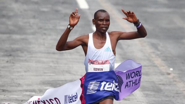 El corredor keniata Edwin Kiprop Kiptoo triunfó en el maratón de la Ciudad de México. - Sputnik Mundo