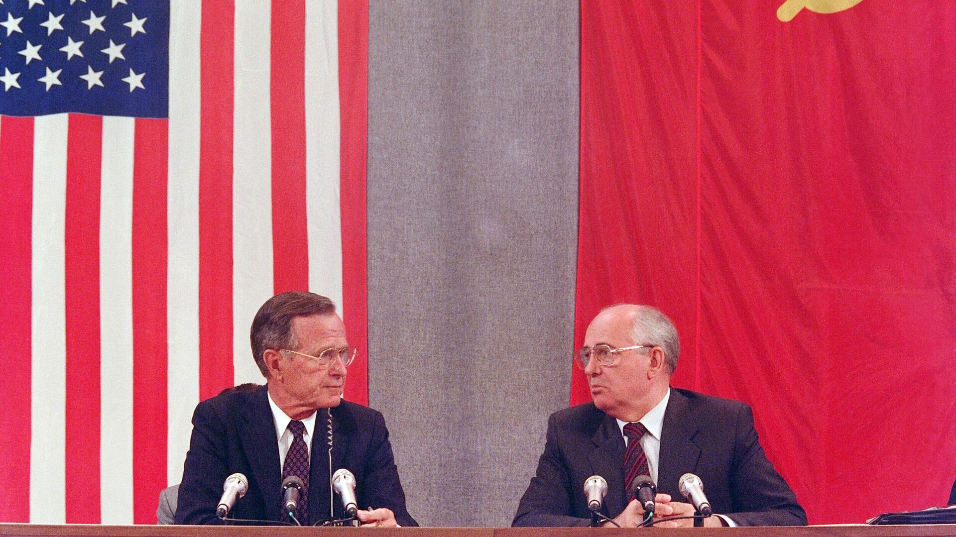 El presidente de EEUU, George Bush, y su homólogo soviético, Mijaíl Gorbachov, durante su conferencia de prensa conjunta el 31 de julio de 1991 en Moscú.  - Sputnik Mundo, 1920, 31.08.2022