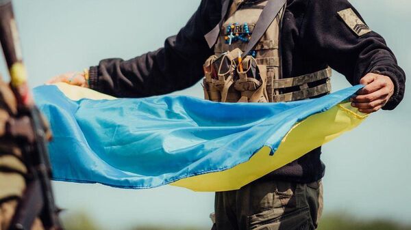 Soldado ucraniano con la bandera de su país - Sputnik Mundo