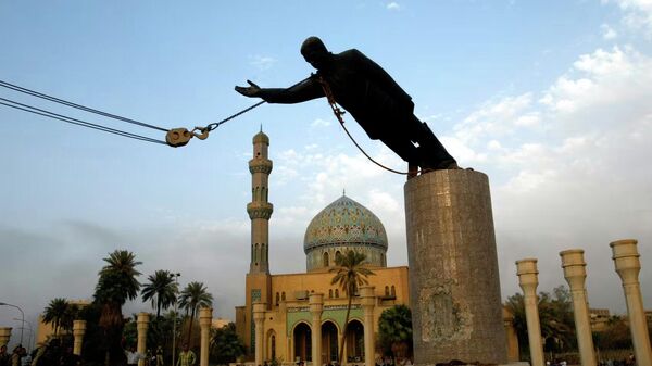 Destrucción de la estatua de la Plaza de Firdos en Irak - Sputnik Mundo