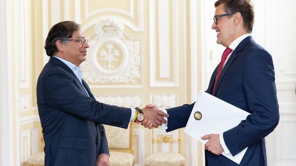 Gustavo Petro, el presidente de Colombia con el embajador venezolano, Félix Plasencia en la entrega de las cartas credenciales - Sputnik Mundo