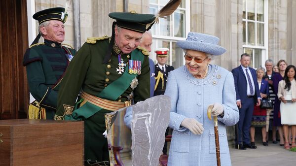 La reina Isabel II de Reino Unido fue reportada en estado delicado de salud por el Palacio de Buckingham. - Sputnik Mundo