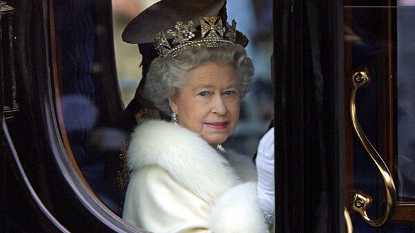 Королева Елизавета II в карете, Лондон, 2000 год - Sputnik Mundo