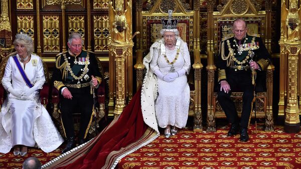 Королева Великобритании Елизавета II сидит на троне в Палате лордов, 2022 год - Sputnik Mundo
