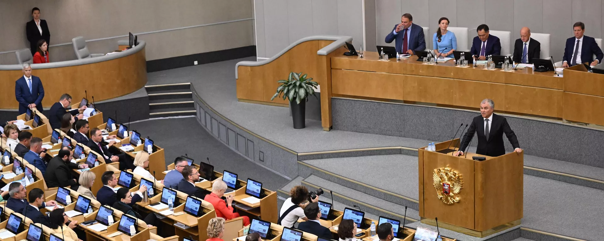 El presidente de la Duma Estatal de Rusia, Viacheslav Volodin, en la sesión plenaria - Sputnik Mundo, 1920, 19.01.2024