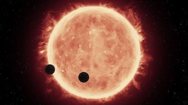 Una ilustración artística de dos exoplanetas en órbita alrededor de la estrella enana roja  - Sputnik Mundo
