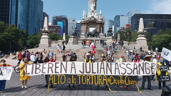 Protesta por la libertad de Julian Assange en la ciudad de México  - Sputnik Mundo