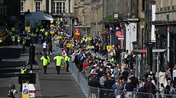 La genta hace cola frente a la catedral de San Gil en Edimburgo el 13 de septiembre de 2022 - Sputnik Mundo