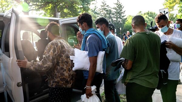 Autobuses con migrantes que llegan a la residencia de la vicepresidenta Kamala Harris  - Sputnik Mundo