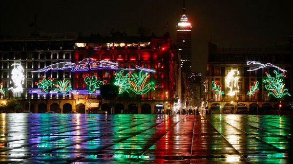 El Zócalo de la Ciudad de México decorado para las fiestas patrias. - Sputnik Mundo