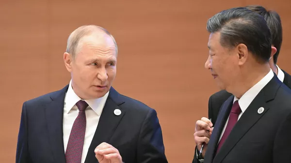 El presidente de Rusia, Vladímir Putin, con su homólogo chino, Xi Jinping - Sputnik Mundo