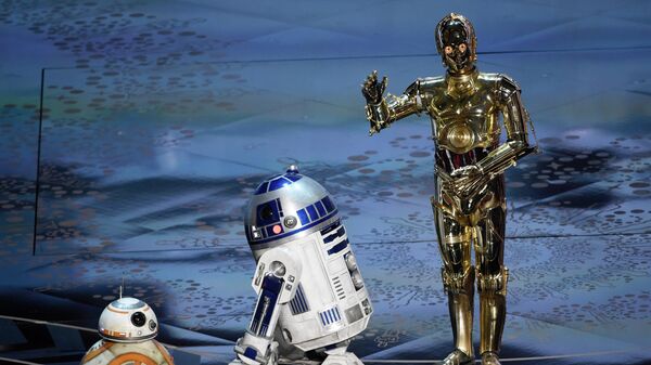 Los personajes droides de 'La Guerra de las Galaxias': BB-8, desde la izquierda, R2-D2 y C-3PO (archivo) - Sputnik Mundo