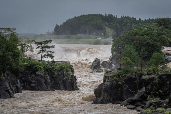 Los meteorólogos advierten de graves riesgos de inundaciones y deslizamientos de tierra.En la foto: una tormenta provocada por el tifón Nanmadol en la prefectura de Kagoshima, en la isla de Kyushu, al suroeste de Japón. - Sputnik Mundo