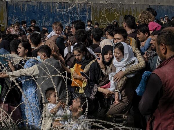 Una foto de la serie Abrazos desde Kabul del fotógrafo salvadoreño Juan Carlos, ganador de la categoría editorial y fotógrafo de prensa del año en los International Photography Awards 2022. - Sputnik Mundo