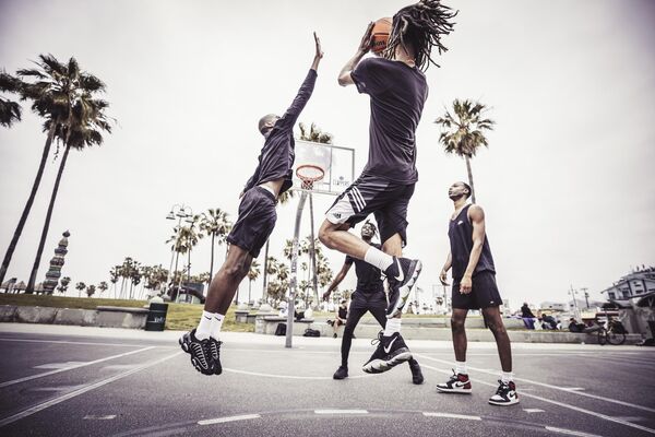Una imagen de la serie LA Ballers (Jugadores de baloncesto de Los Ángeles) del fotógrafo británico James Lightbown, ganador del premio al fotógrafo deportivo del año en los International Photography Awards 2022. - Sputnik Mundo