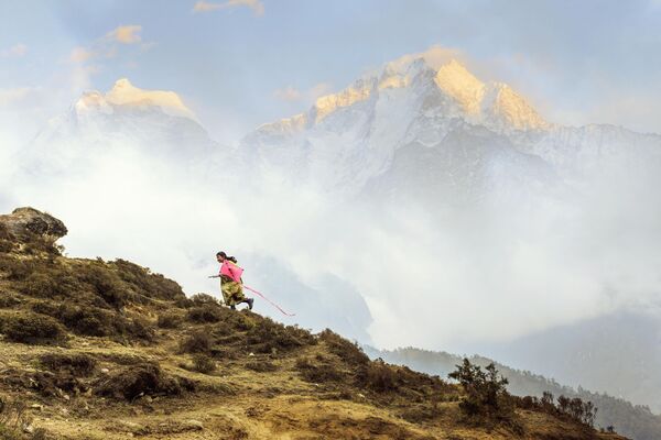 Una imagen de la serie The Sherpa Project (El proyecto Sherpa) del fotógrafo estadounidense Andy Anderson, que obtuvo el segundo puesto en la categoría perspectiva más profunda de los International Photography Awards 2022. - Sputnik Mundo