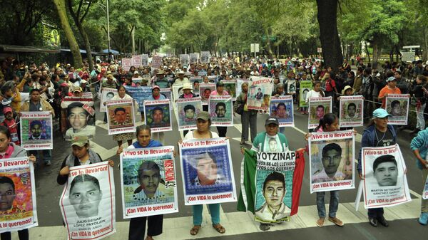 Protesta por la desaparición de los 43 normalistas de Ayotzinapa. - Sputnik Mundo