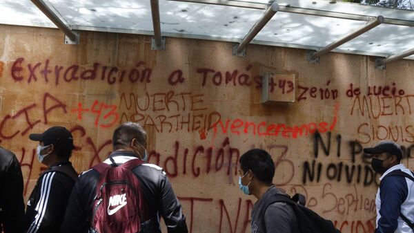 Manifestantes por el caso Ayotzinapa realizaron pintas en los muros de contención de la embajada de Israel en México. - Sputnik Mundo