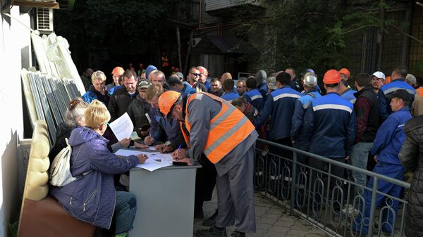 Trabajadores hacen fila para votar en el referendo de adhesión a Rusia en la ciudad de Mariúpol, en la República Popular de Donetsk - Sputnik Mundo