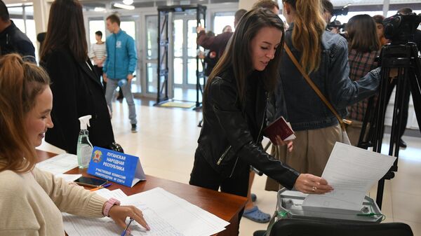 Una joven de Lugansk vota durante el referendo de adhesión a Rusia, el 24 de septiembre del 2022 - Sputnik Mundo