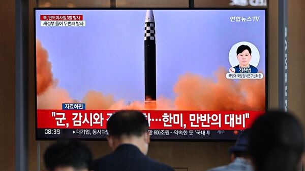 La gente ve una transmisión de una prueba con misiles en Corea del Norte - Sputnik Mundo