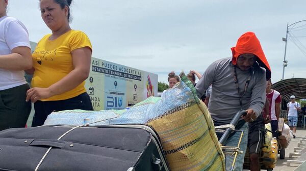 Los carreteros cobran entre uno y dos dólares y medio por pasar maletas y mercancías desde Colombia a Venezuela - Sputnik Mundo