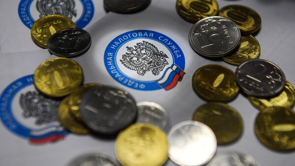 Monedas y sobres rusos con el logotipo del Servicio Fiscal Federal de Rusia  - Sputnik Mundo