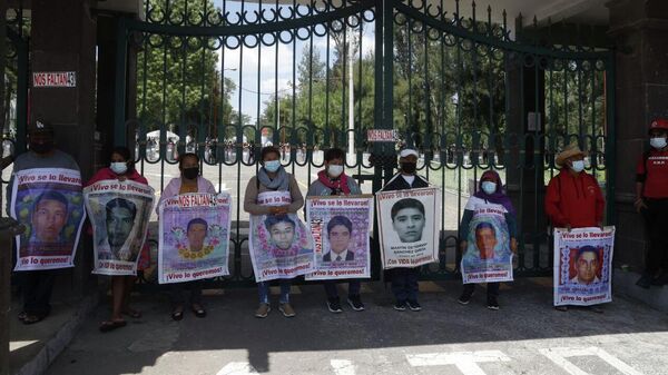 Padres de los 43 normalistas de Ayotzinapa durante la protesta en el Campo Militar no. 1 de México. - Sputnik Mundo