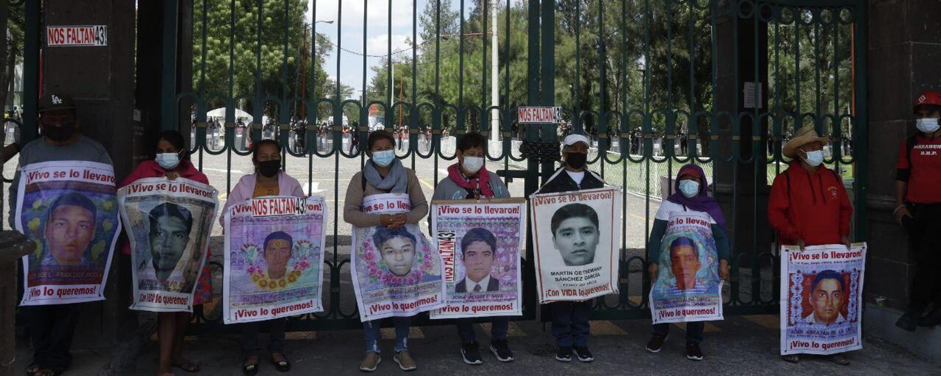 Padres de los 43 normalistas de Ayotzinapa durante la protesta en el Campo Militar no. 1 de México. - Sputnik Mundo, 1920, 26.09.2022