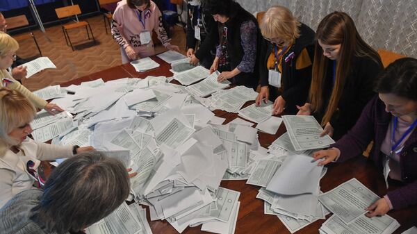 El conteo de los votos de las repúblicas populares de Donetsk, Lugansk y las regiones de Zaporiyia y Jersón - Sputnik Mundo