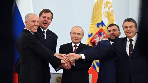 La ceremonia de firma de los tratados de incorporación a Rusia de las regiones de Donbás, Zaporozhie y Jersón - Sputnik Mundo