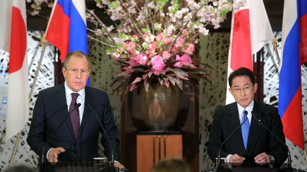 Serguéi Lavrov, ministro de Exteriores de Rusia, y Fumio Kishida, primer ministro de Japón - Sputnik Mundo