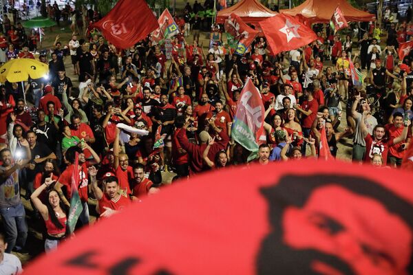 Brasil es una democracia multipartidista, pero la votación del 2 de octubre se redujo a un enfrentamiento entre solo dos oponentes. Ninguno de los otros candidatos obtuvo más del 7% de los votos. En la foto: partidarios de Lula da Silva en Brasilia durante el recuento de votos. - Sputnik Mundo