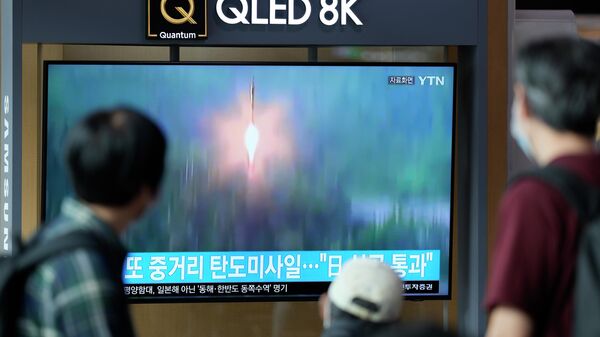 Lanzamiento de misiles por Corea del Norte (archivo) - Sputnik Mundo