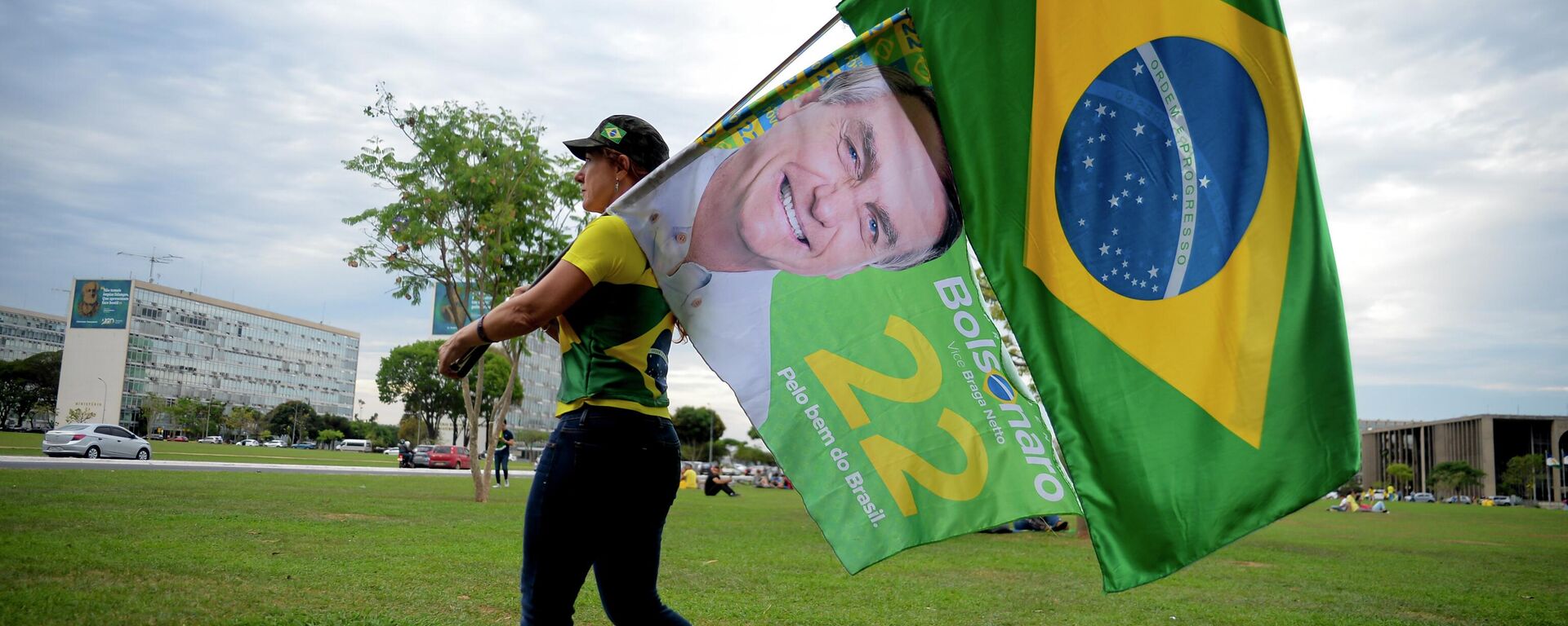 Una mujer apoyando al candidato y presidente de Brasil, Jair Bolsonaro en las elecciones presidensiales  - Sputnik Mundo, 1920, 04.10.2022