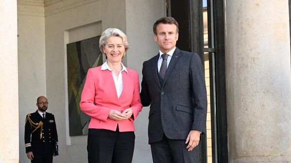 La titular de la Comisión Europea, Ursula von der Leyen, junto al presidente de Francia, Emmanuel Macron. - Sputnik Mundo