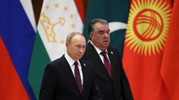 Vladímir Putin, el presidente de Rusia, y Emomali Rahmon, el mandatario de Tayikistán - Sputnik Mundo