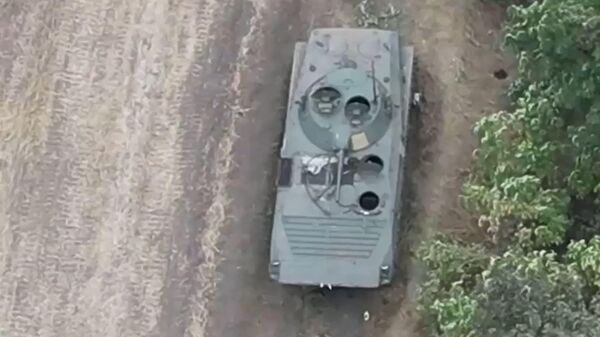 Un vehículo de combate de infantería ucraniano destruido por la artillería rusa - Sputnik Mundo